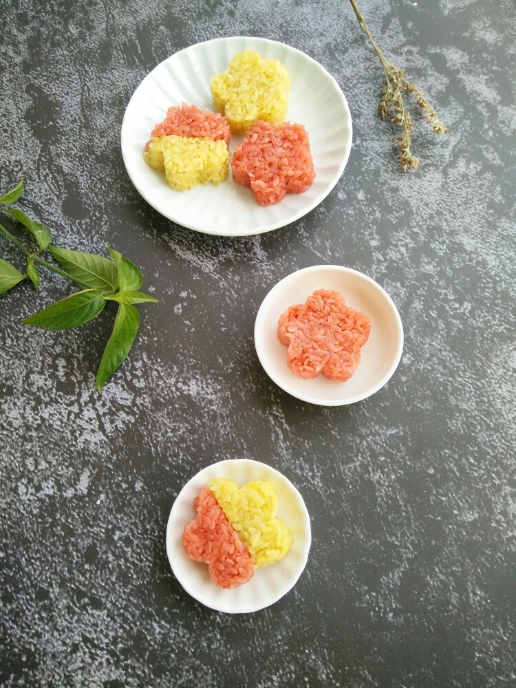多彩糯米饭,蒸好的糯米饭可以加入白糖,做成甜味的。