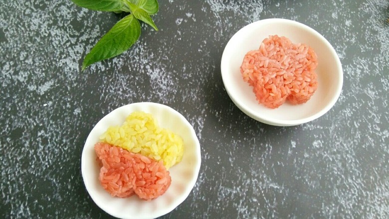 多彩糯米饭,也可以加入蒸熟的绿豆和葱花一起炒,做成咸味的。