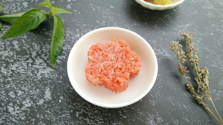 多彩糯米饭,我家儿子现在喜欢加入咖喱、鸡蛋、猪肉一起炒,做成咖喱味的,特别好吃。
