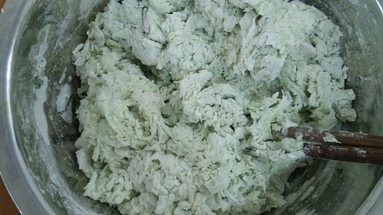 绿色香蕉馅饼,面粉加入一丢丢盐,然后慢慢加入菠菜汁,用筷子搅成絮状,再揉成面团,饧半个小时。