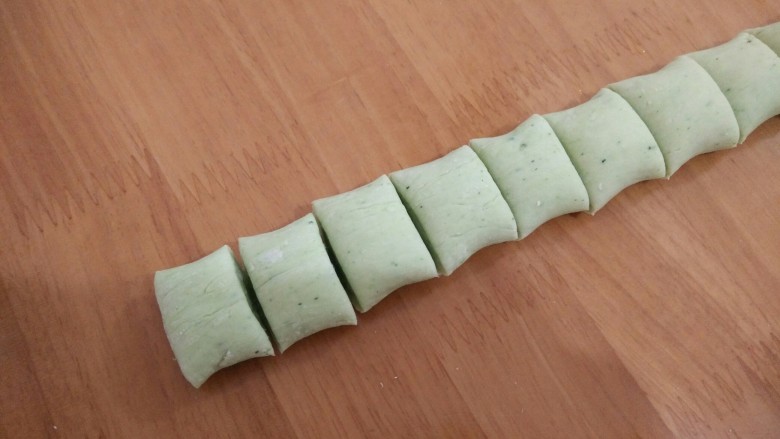 绿色香蕉馅饼,把面团搓成条,分割成小块。