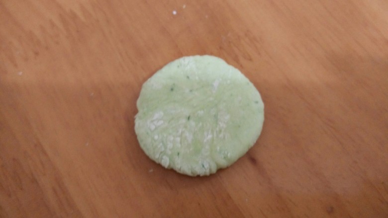 绿色香蕉馅饼,取个剂子,压一下。