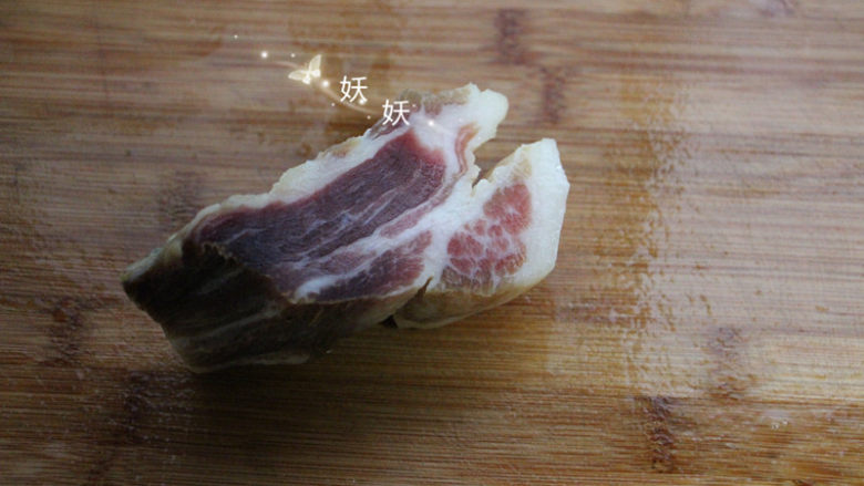 快手腌笃鲜,<a style='color:red;display:inline-block;' href='/shicai/ 436'>腊肉</a>一块,稍微带点肥肉煮出来的汤汁更白。
