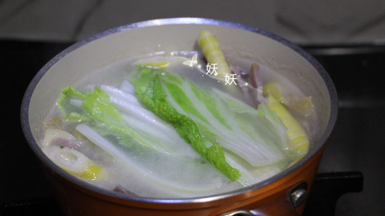 快手腌笃鲜,加入白菜,再煮两分钟即可。