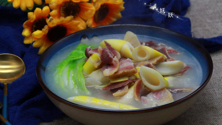 快手腌笃鲜,不需要加任何的调味料,腊肉本身就是咸的。