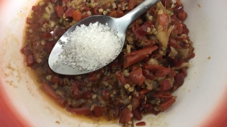 鲜嫩辣滑的快手硬菜,剁椒鱼头,炒好的剁椒加入一小勺白糖拌匀。