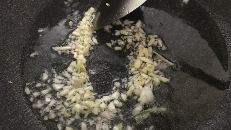 鲜嫩辣滑的快手硬菜,剁椒鱼头,大火起油锅,放入蒜蓉和葱白。