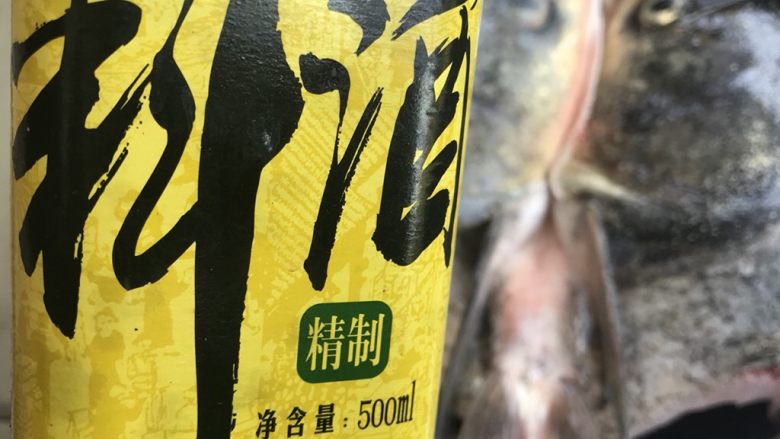鲜嫩辣滑的快手硬菜,剁椒鱼头,加入一勺<a style='color:red;display:inline-block;' href='/shicai/ 718'>料酒</a>。用手把调料将鱼头抹匀,腌30分钟。