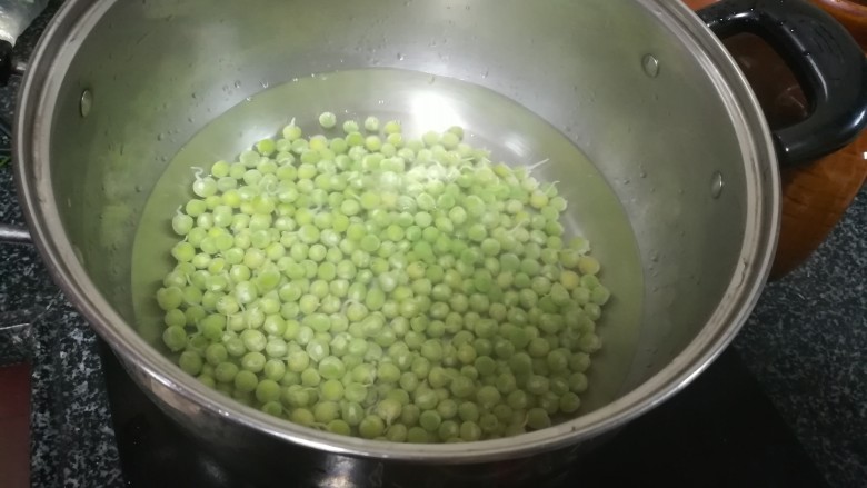 甜脆可口的缤纷披萨,豌豆仁开水里面焯水2分钟,不然比较难烤熟