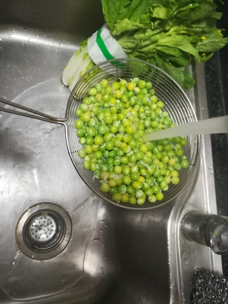 甜脆可口的缤纷披萨,冷水冲一下,这样会比较绿