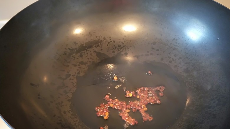 凉拌土豆丝,锅中放适量油烧热,放入花椒,变色关火。