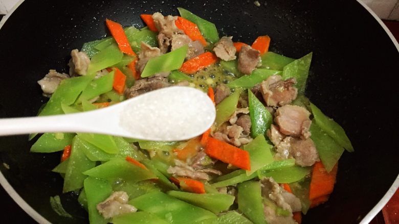莴笋炒肉,加入<a style='color:red;display:inline-block;' href='/shicai/ 3729'>白糖</a>