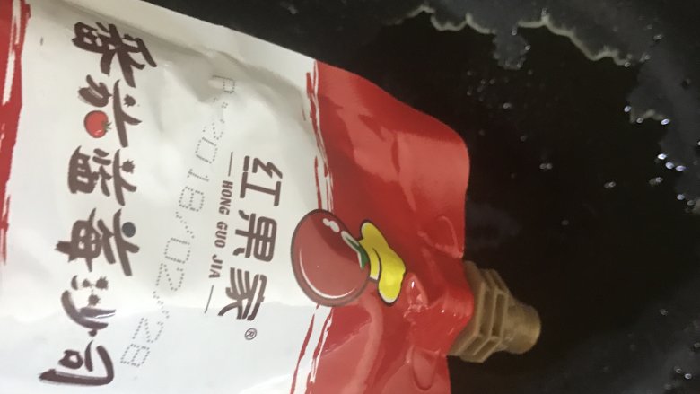 酸甜排骨,锅中油倒出剩少许底油,加入番茄蓝莓沙司