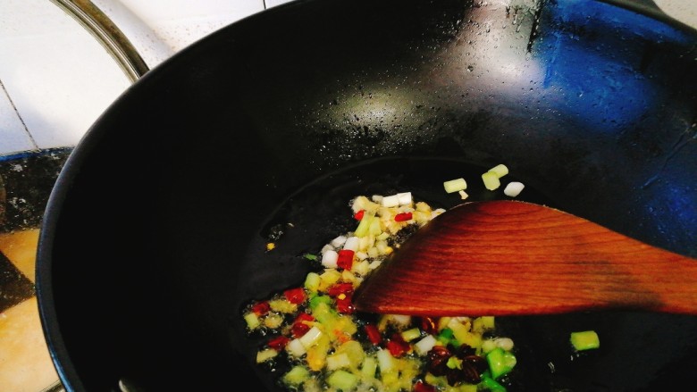家常菜+梅菜扣肉,炒锅放油,爆香葱姜<a style='color:red;display:inline-block;' href='/shicai/ 695'>八角</a>干辣椒。