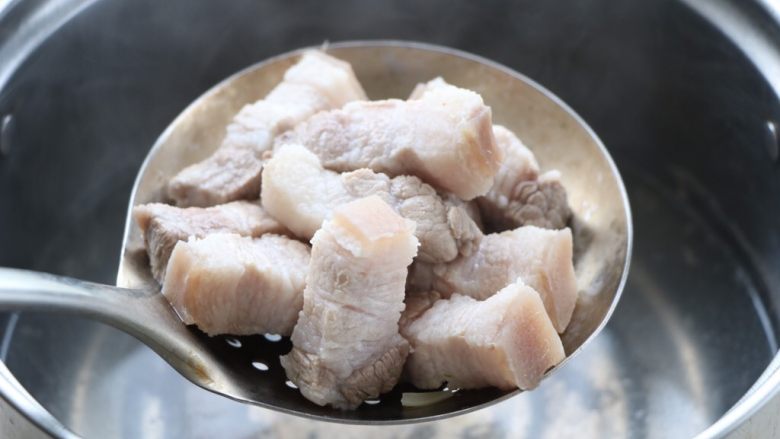 春笋炒肉,切块的五花肉冷水下锅焯水,撇去浮沫,捞出沥干水分备用;