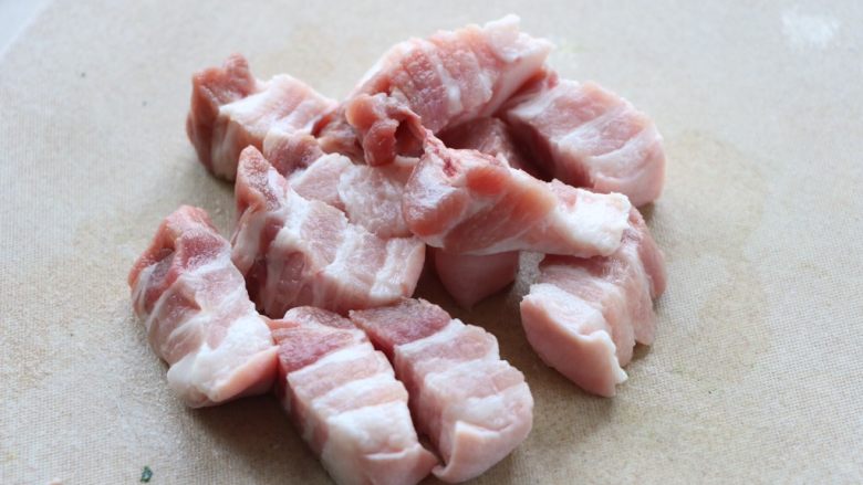春笋炒肉,<a style='color:red;display:inline-block;' href='/shicai/ 428'>五花肉</a>切成小块;