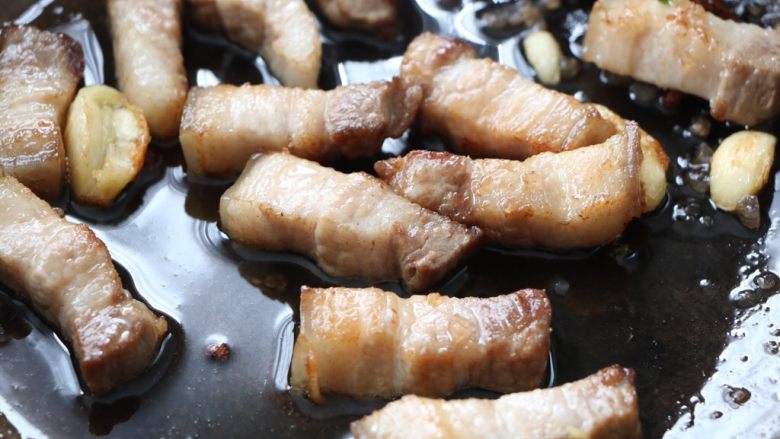 春笋炒肉,放入五花肉翻炒;