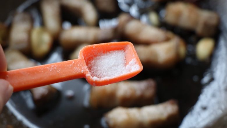 春笋炒肉,放入盐;