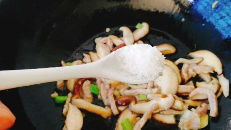 海鲜红薯粉,加入盐,这样小勺子两勺