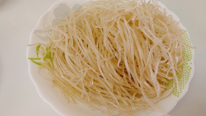 海鲜红薯粉,浸泡10分钟即可,图中是泡好的状态