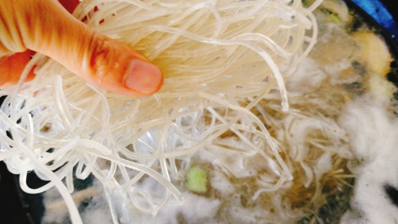 海鲜红薯粉,加入红薯粉，煮10分钟