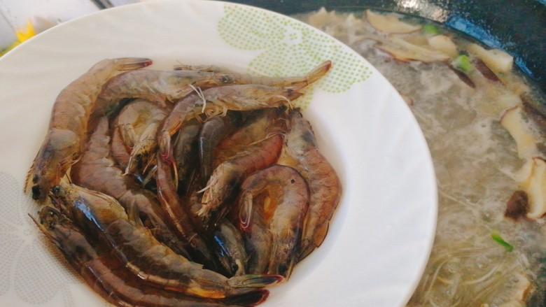 海鲜红薯粉,陆续加入虾,