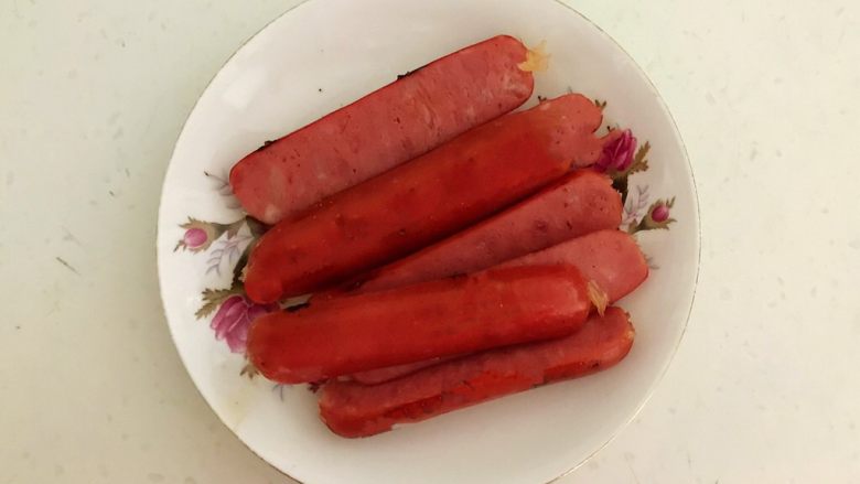 5分钟快手菜 烤肠三明治,煎好的烤肠