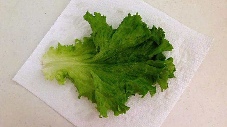 5分钟快手菜 烤肠三明治,用厨房用纸吸去生菜表面的水分
