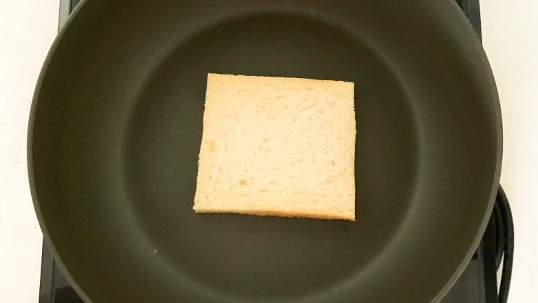5分钟快手菜 烤肠三明治,把吐司放入锅中小火煎制,煎至表面微硬即可