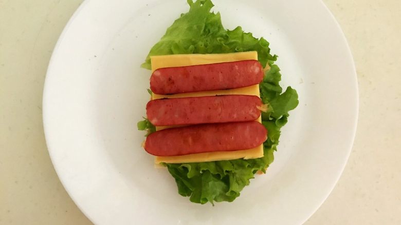 5分钟快手菜 烤肠三明治,在奶酪上面加三片烤肠