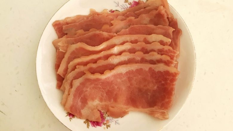 英式炒蛋培根三明治,培根煎好了