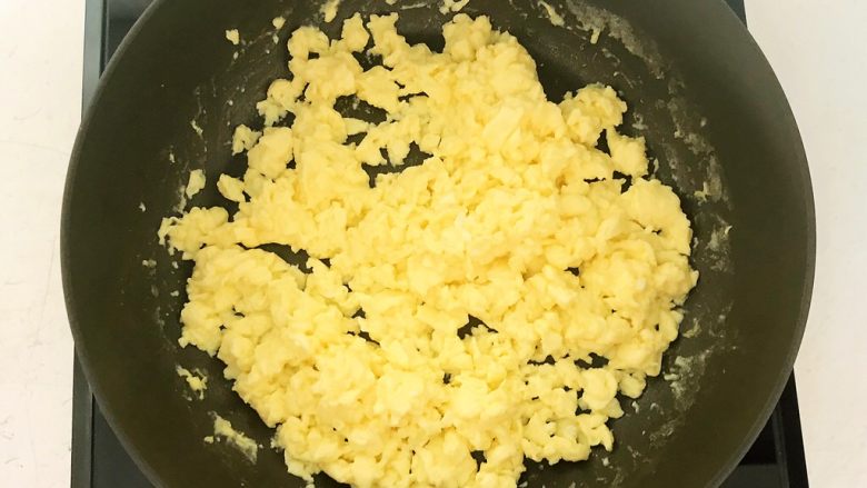 英式炒蛋培根三明治,又嫩又滑的鸡蛋炒好了
