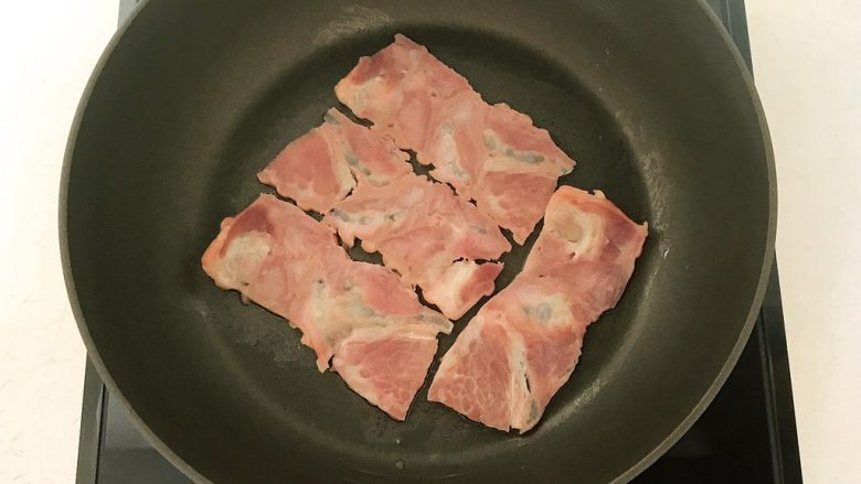 英式炒蛋培根三明治,煎制两面微红即可
