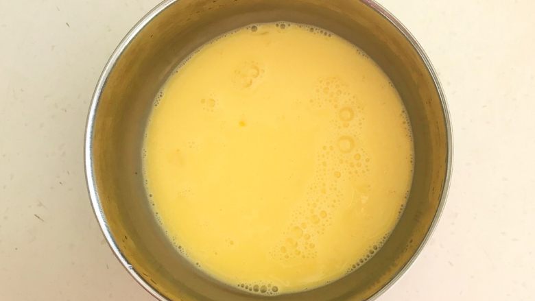 英式炒蛋培根三明治,把鸡蛋牛奶液充分调匀