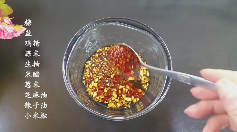 凉拌蕨根粉,辣子油 自己做的为佳 做法我菜谱里有