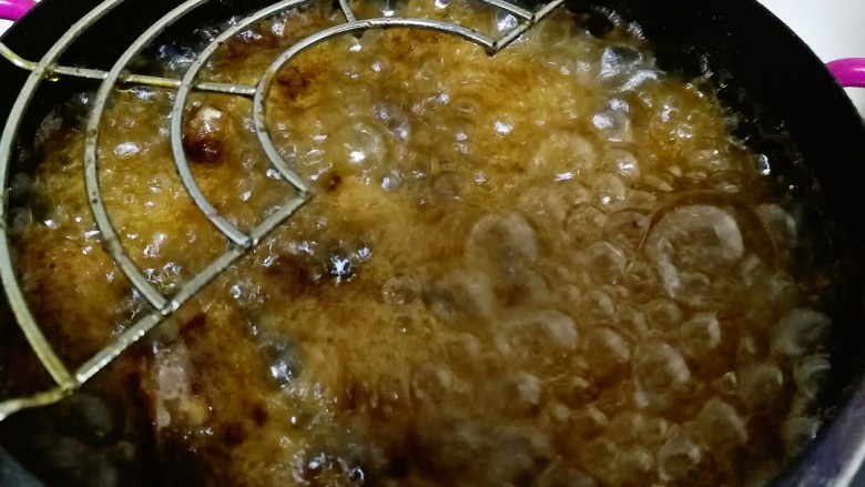 一虾三吃~阿根廷大红虾的花样吃法,油锅烧至八分热时倒入虾头炸熟