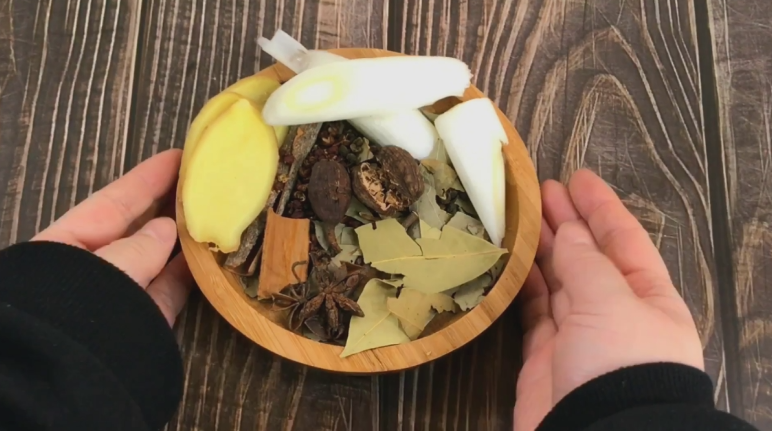 口水鸡,香料 八角 桂皮 香叶 草果 花椒 姜片 葱