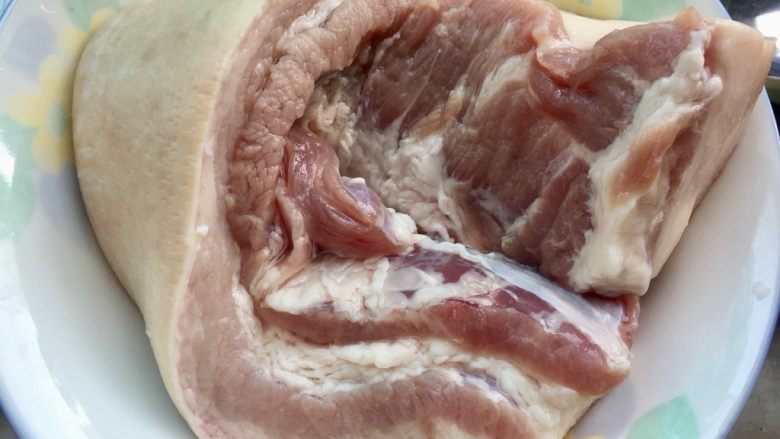 红烧肉,选肥肉相间的<a style='color:red;display:inline-block;' href='/shicai/ 428'>五花肉</a>洗净