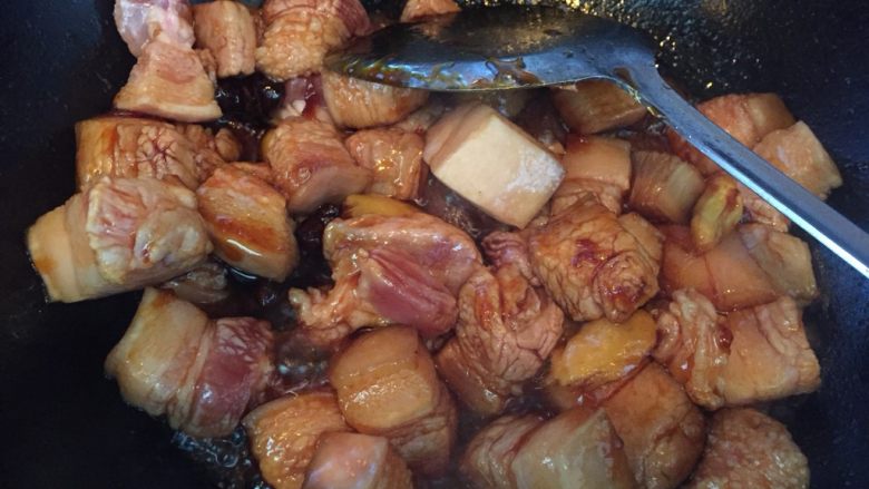 红烧肉,加入五花肉、<a style='color:red;display:inline-block;' href='/shicai/ 2800'>生姜</a>、<a style='color:red;display:inline-block;' href='/shicai/ 788'>生抽</a>、盐和<a style='color:red;display:inline-block;' href='/shicai/ 718'>料酒</a>炒匀