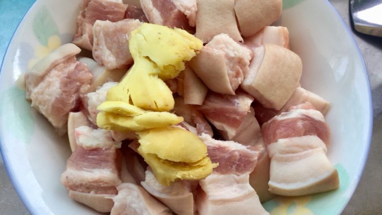 红烧肉,切块，焯水捞出沥干