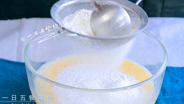 宝宝快手蛋糕,120克低筋面粉过筛后加入，3克泡打粉一起放入。
>>泡打粉不能少，靠它蓬发。泡打粉现在都是无铝泡打粉，健康的添加剂，不用担心。介意的换页面下方其他的蛋糕方子。