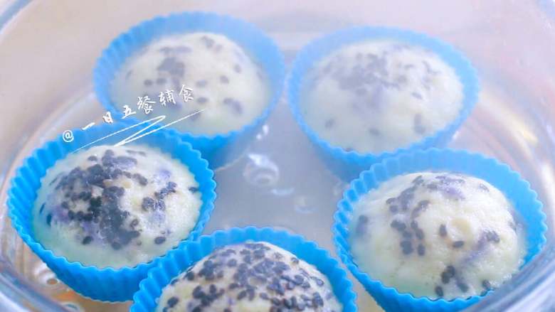 宝宝快手蛋糕,蒸锅大火蒸20分钟，蒸好再焖3分钟拿出来。