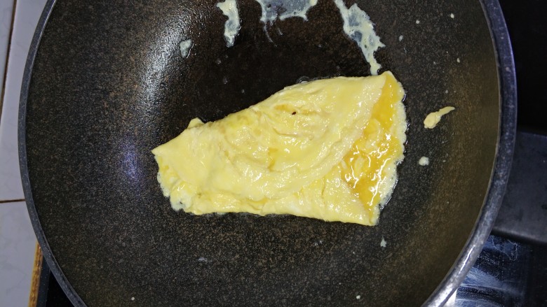 仿网红蛋包饭~,小火,底部凝固后上面没有凝固,这样把鸡蛋从两边往中间折一下