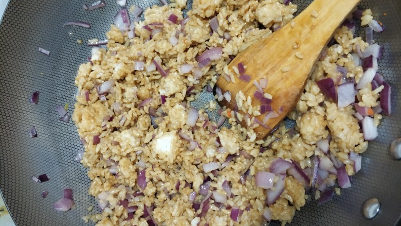 仿网红蛋包饭~,放入米饭翻炒