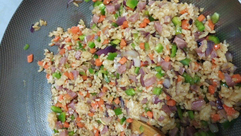 仿网红蛋包饭~,柿子椒炒出香味