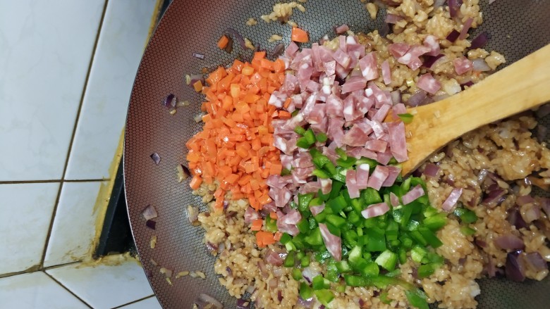 仿网红蛋包饭~,再放入胡萝卜丁,大香肠,柿子椒丁