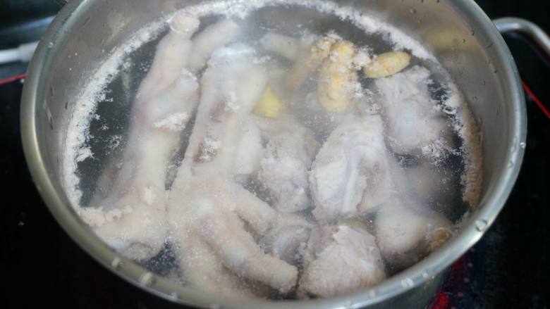 花胶海鲜养颜汤,肉类洗干净,冷水放入姜片和肉,小火煮沸,直到血沫出现,关火捞出肉类,清洗干净
(汆肉的水是不要的)