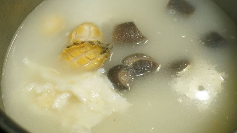 花胶海鲜养颜汤,加入花胶、鲍鱼、海参、继续熬煮,直到一锅水剩半锅