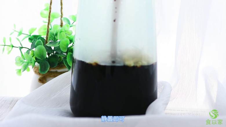 百合药食两用,大有不同,取汁,倒人盛有茉莉花5 g之容器,静置即可。