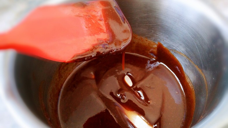 脏脏蛋糕,下面制作甘纳许:<a style='color:red;display:inline-block;' href='/shicai/ 8197'>淡奶油</a>加黑巧隔水融化至细滑状